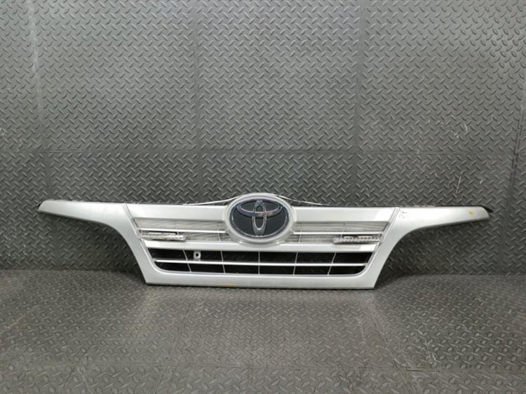 Решетка радиатора Тойота Тойоайс в Нижневартовске 440640
